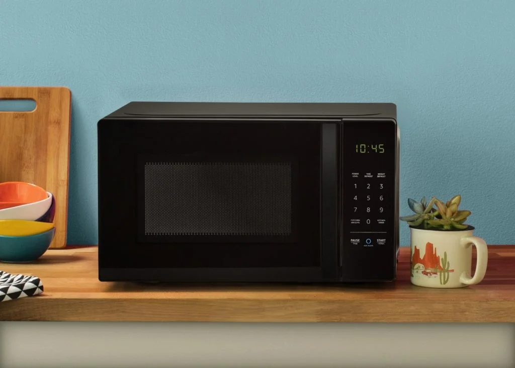 2018amazonbasics microwavejt 1 - Alexa in everything: AmazonBasics Microwave & Amazon wall clock both feature Amazon Alexa