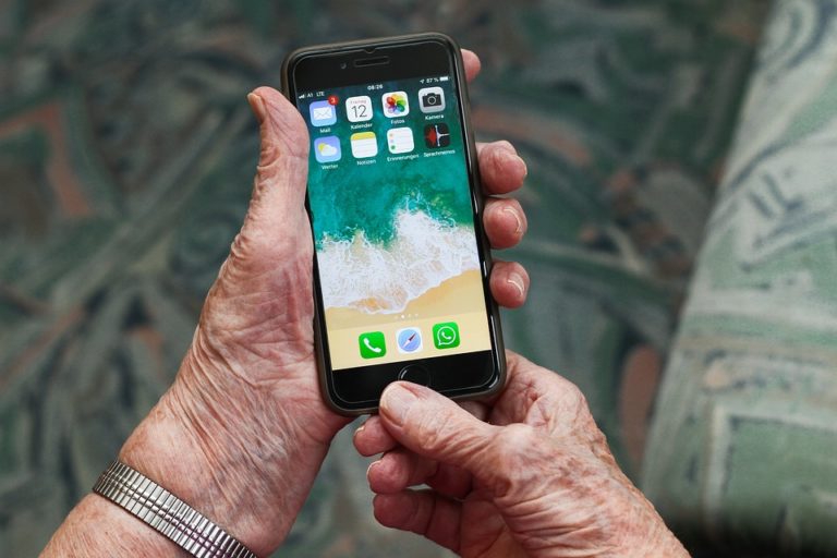 Top Features Mobile Phones For Seniors Should Have