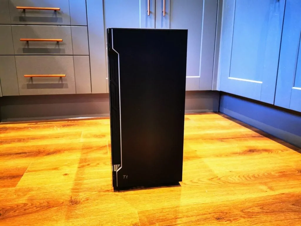 Thermaltake H200 1 - Thermaltake H200 Tempered Glass Case Review – An attractive budget case with a RGB Light Strip