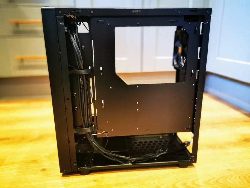 Thermaltake H200 8 - Thermaltake H200 Tempered Glass Case Review – An attractive budget case with a RGB Light Strip