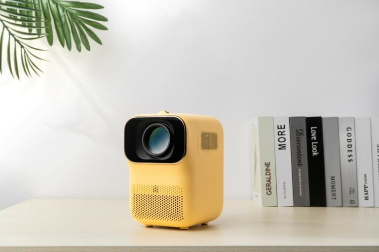 Heyup Boxe is a portable 1080P smart projector available on Kickstarter for £169 that looks like a Among Us, party game