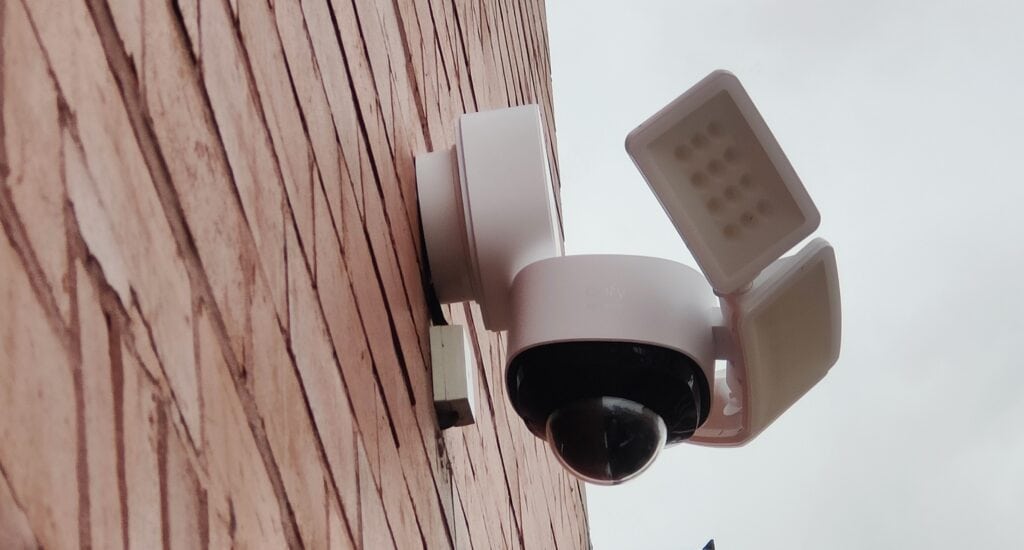 Eufy Security Floodlight Cam 2 Pro Review mounting - Eufy Security Floodlight Cam 2 Pro Review - The best floodlight camera thanks to pan & tilt person auto-tracking