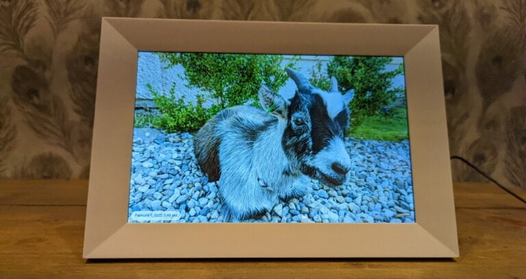 AEEZO Frameo WiFi Digital Picture Frame Review – An affordable alternative to Aura Frames