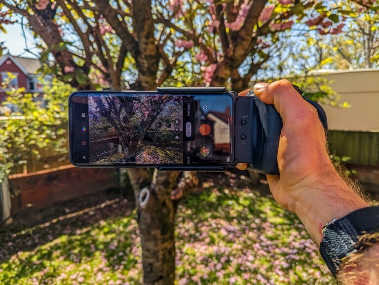 ShiftCam ProGrip Review – DSLR style grip for photography on your phone