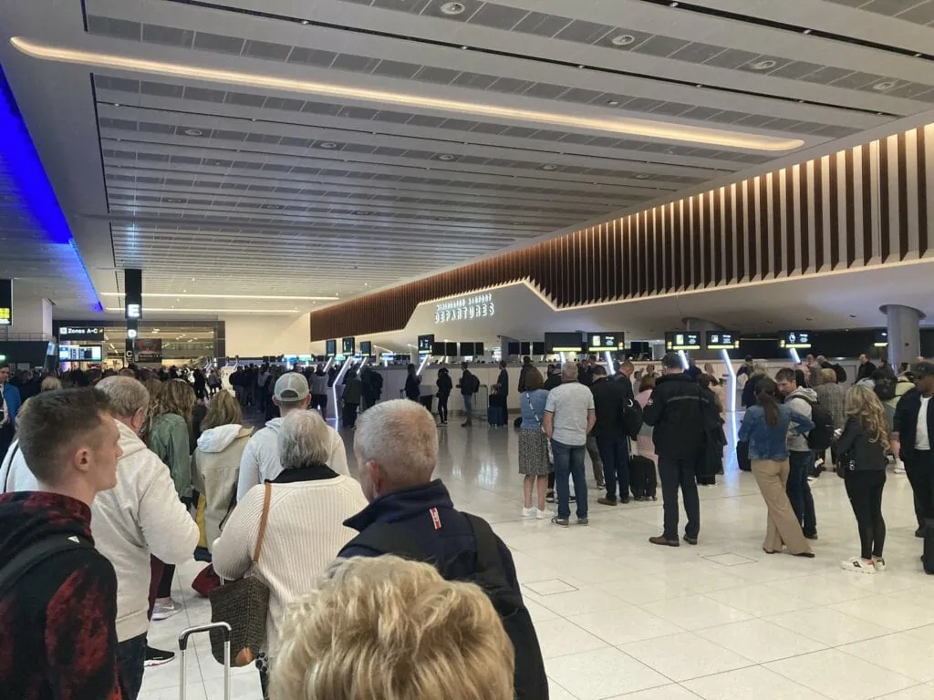 3rd may 5am - Manchester Airport Busy Times: Trying to predict if there are big queues today
