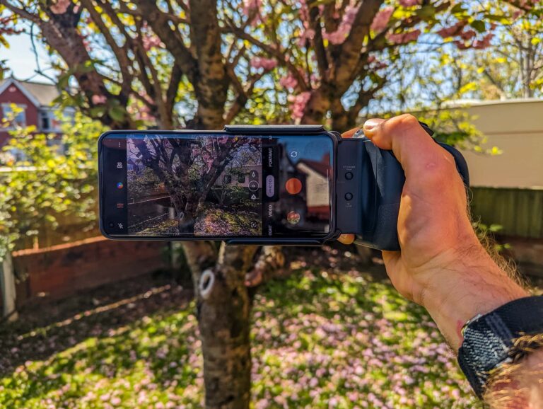 ShiftCam ProGrip Review – DSLR style grip for photography on your phone