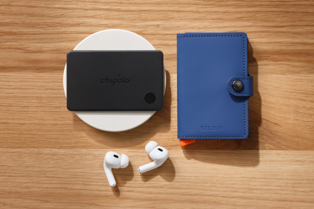 Chipolo and Secrid launch the Trackable Miniwallet with extended battery life and Find My support 2 7 Charging Chipolo x Secrid Trackable Miniwallet Blue