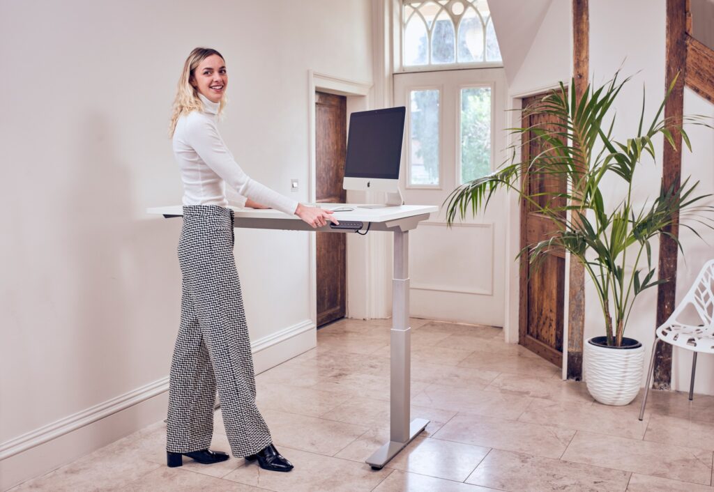 6 Tips For Setting Up Your Office And Reaching Maximum Work Efficiency 2 AKTIV Desk 1024x706 1