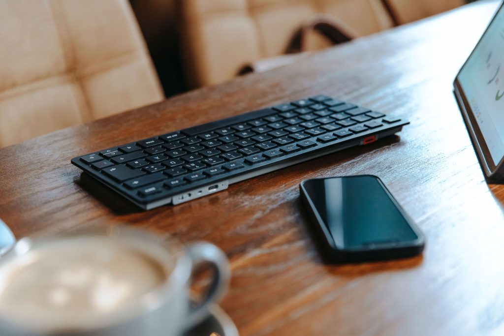CHERRY KW 9200 MINI Compact wireless keyboard 1024x683 1