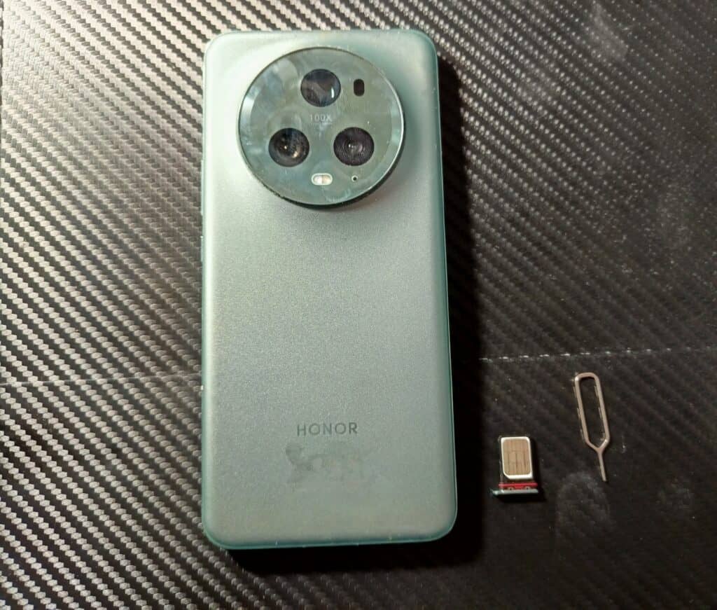 How to Remove a SIM Card From an phone 1024x871 1