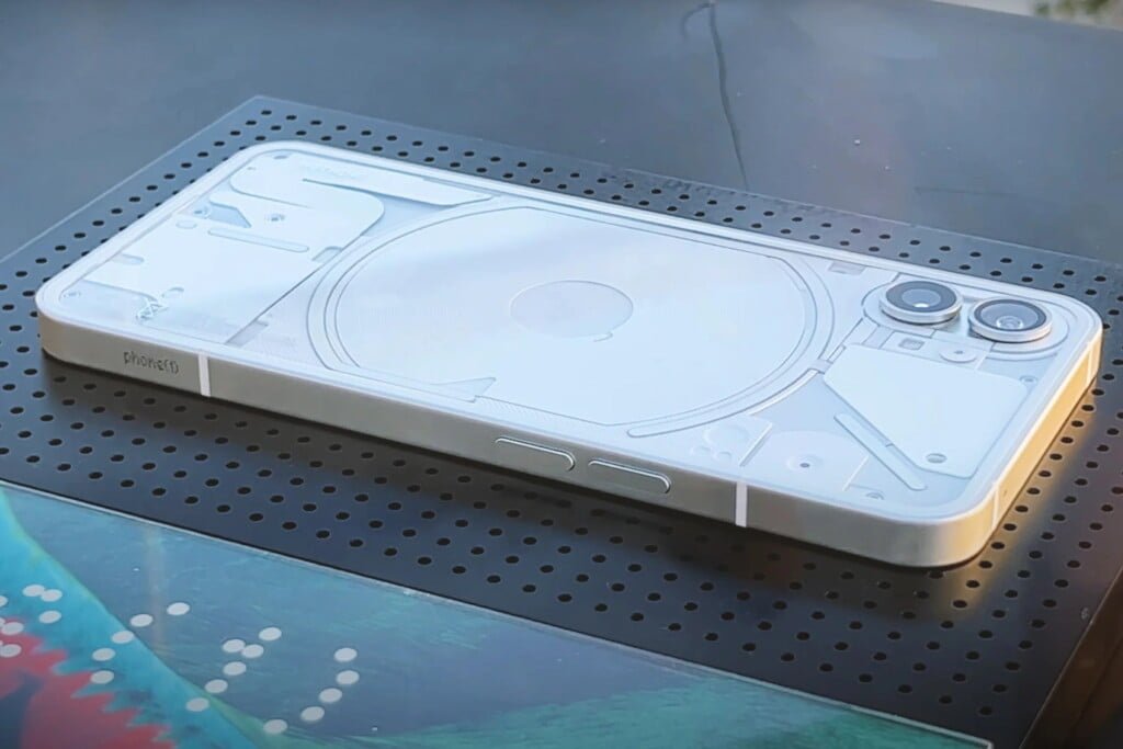 What can the Nothing Phone (1) offer? Is the Moto Edge 30 better? 4 Nothing Phone 1 1024x683 1