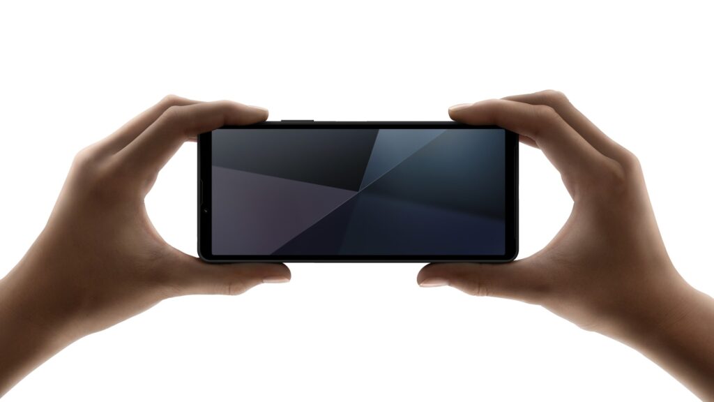 Xperia 10 VI in hand capturing both hand 1024x576 1