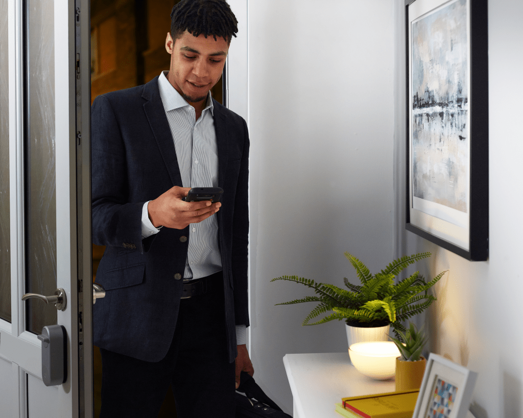 Yale Linus Smart Lock now plays nice with Philips Hue for auto lights on/off 3 YaleampPhilipsHueLifestyle 1024x819 1