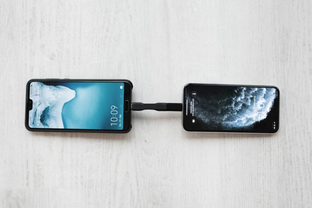 Vonmählen High Six is the worlds smallest key chain charging cable with a USB-C to USB-C cable, a USB- A adapter, and 2 in 1 micro -USB/ lightning adapter 5 vm high six phone to phone 1024x683 1